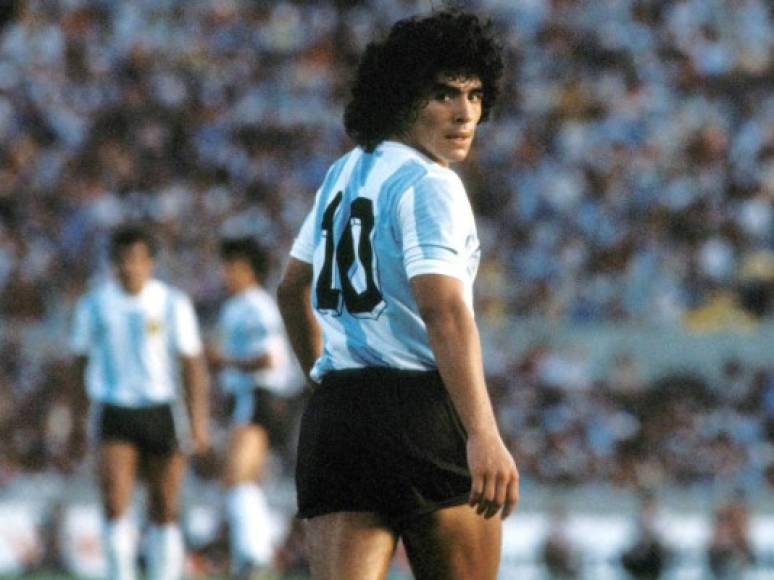 'Pase lo que pase y dirija quien dirija, la camiseta número 10 será siempre mía': Maradona.