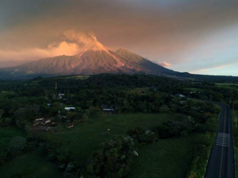 Tras varias horas de fuerte intensidad, la actividad del volcán empezaba a descender pero los monitoreos se mantienen, explicó Juan Pablo Oliva, director de Insivumeh.