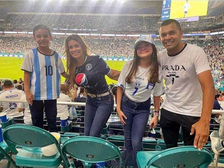 La leyenda de la Selección de Honduras, Amado Guevara, estuvo presente en el Hard Rock Stadium con su familia apoyando a la Bicolor ante Argentina.