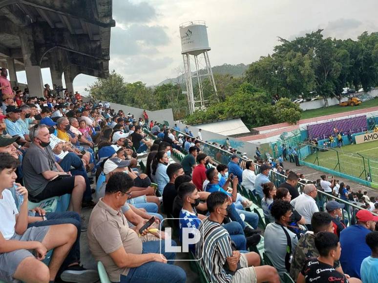 Un buen número de aficionados llegaron al estadio Yankel Rosenthal para ver a la Selección Sub-20 de Honduras.
