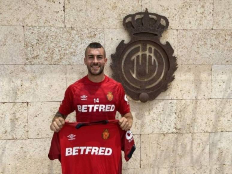 El centrocampista español Dani Rodríguez segirá tres temporadas más en Mallorca. El '14' mallorquinista ha alcanzado un acuerdo con el club bermellón para la ampliación de su contrato que le vincula a la institución balear hasta 2023.