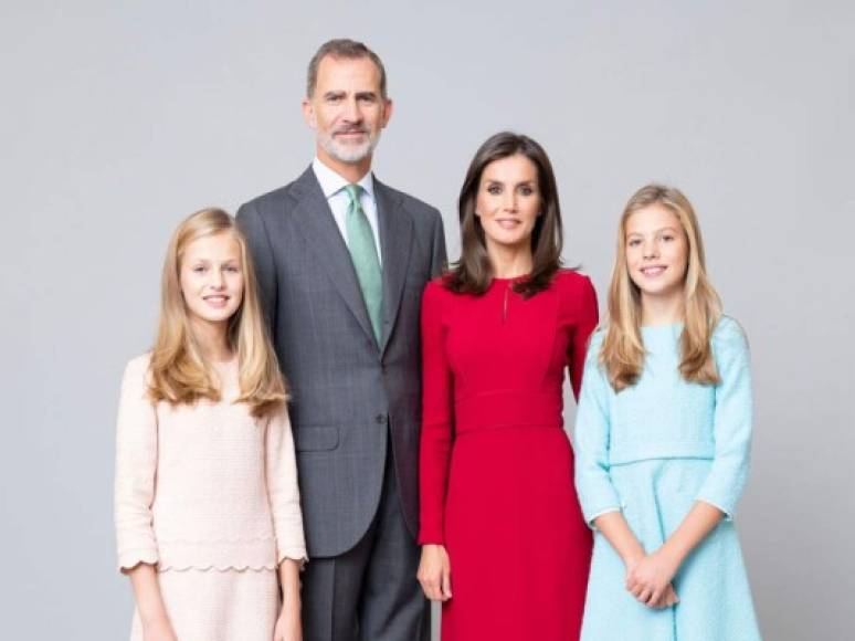 Los reyes Felipe y Letizia posaron junto a sus hijas la princesa Leonor y la infanta Sofía para el lente de la fotógrafa Estela de Castro. La Casa Real difundió los nuevos retratos que sustituirán a las que se hicieron en 2010.