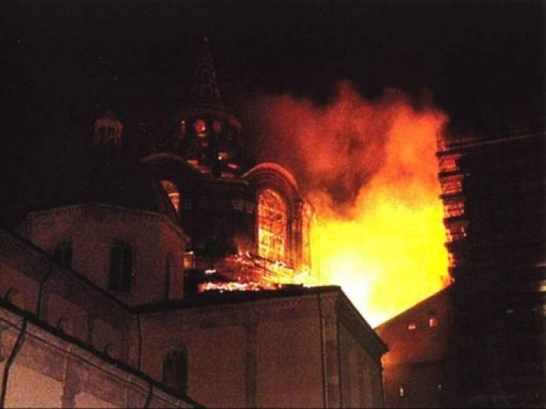 12 abril 1997. Un incendio destruye completamente la capilla de la catedral de Turín, Italia, construido en el siglo XVII, y parte del Palacio Real de la capital piamontesa, unido al edificio religioso por un corredor. La Sábana Santa, que se conserva y custodia en el templo, se salvó del incendio.