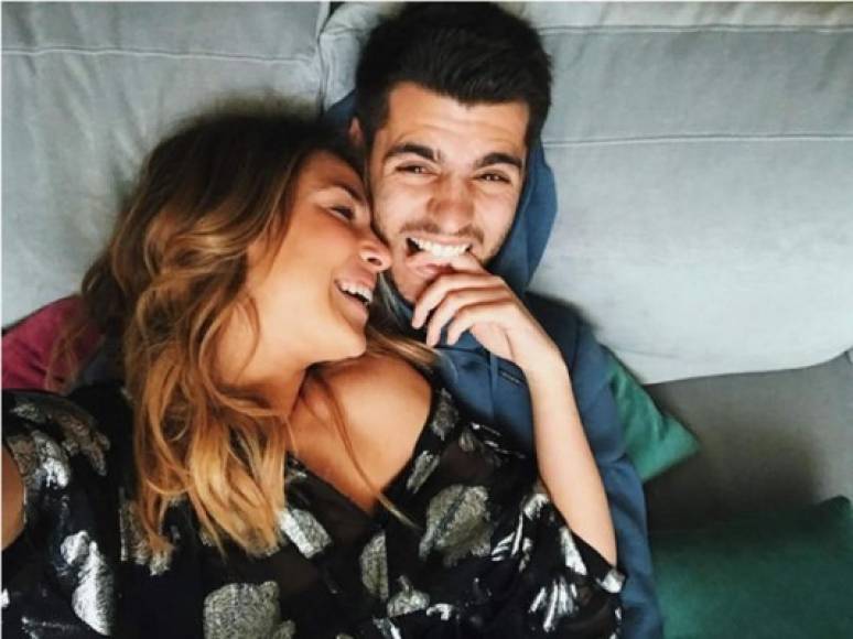 La modelo italiana y Morata no ocultan su amor. Prueba de ello es que sus cuentas de Instagram se han convertido en un embrollo de besos y abrazos.