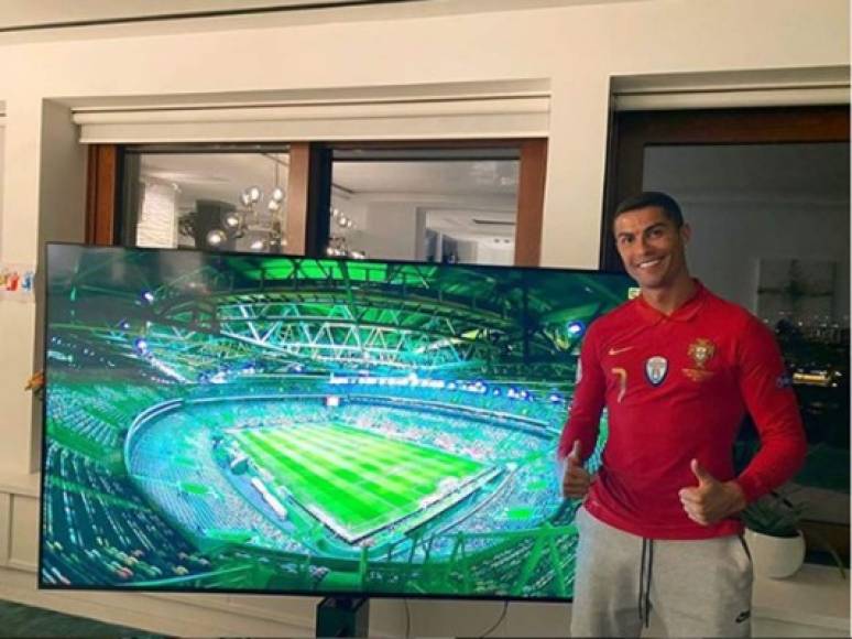 Tras llegar a Turín, CR7 se puso la camiseta de Portugal y mandó un mensaje de apoyo a sus compañeros para el partido contra Suecia. '¡Es como si estuvieras ahí! ¡Vamos, Malta! Fuerza Portugal'.
