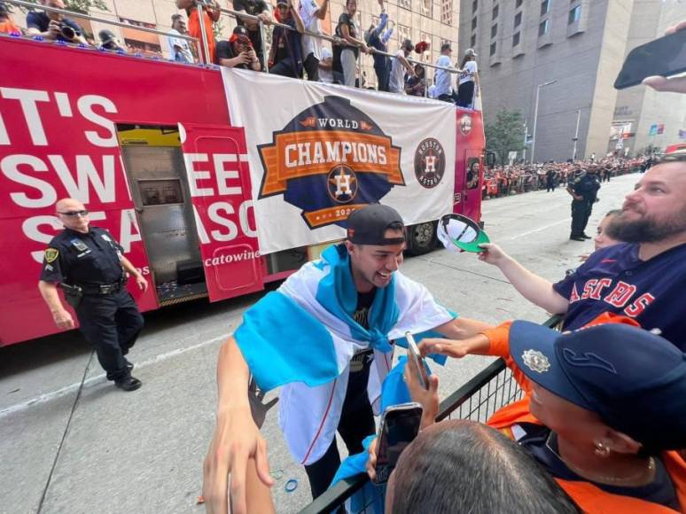 En cuestión de segundos, Mauricio Dubón bajó las escaleras del bus que transportaba a los campeones de la MLB, y se fue directamente a abrazar y saludar a sus compatriotas que festejaron con júbilo la acción del 14 de Astros.