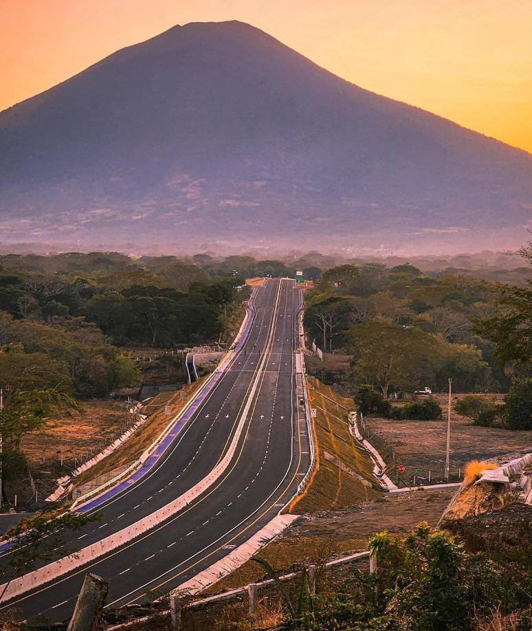 Además, subrayó que la nueva vía facilitará el establecimiento de industrias en la región, al mejorar significativamente las conexiones para el intercambio comercial.