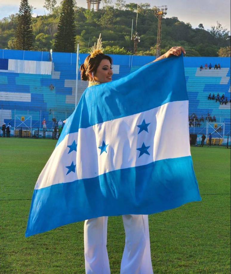 Y es que Milagro portó una capa en la que pintó con sus propias manos la Bandera de Honduras.