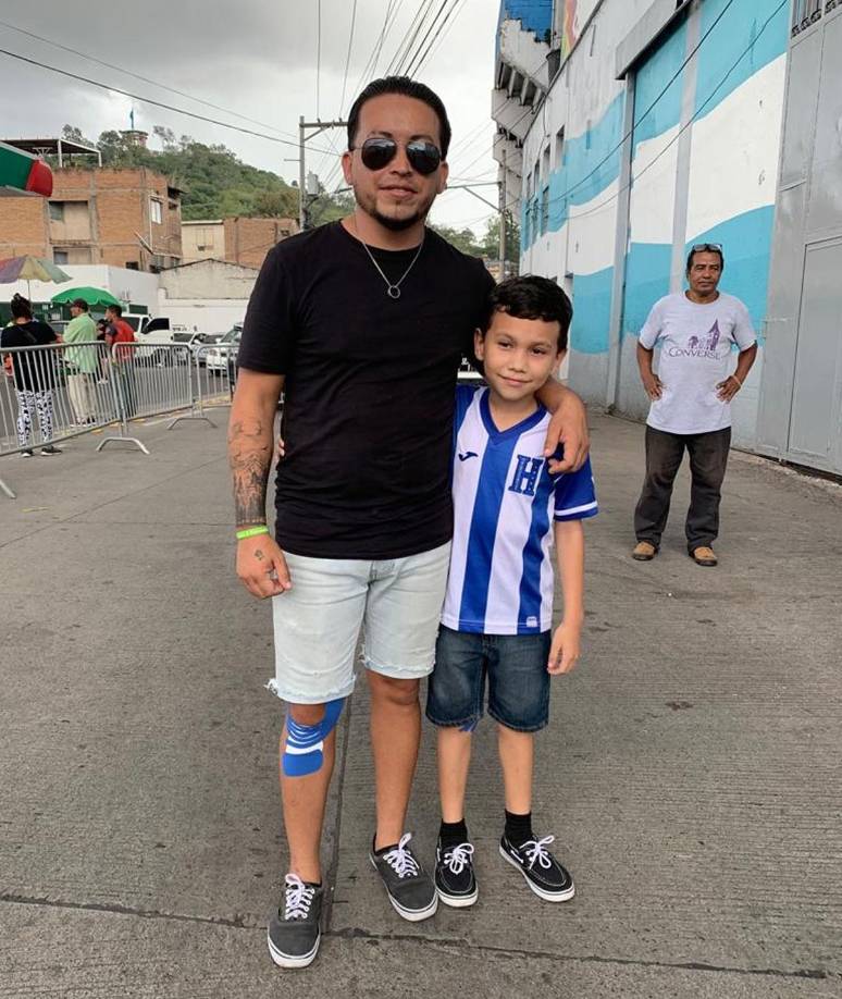 Rubén Cruz (izquierda) es hermano de crianza de Emilio Izaguirre y atendió lo micrófonos de DIEZ. Daniel Cruz es su hijo y manifestó que tiene fe para que La H logre el triunfo ante los cubanos.