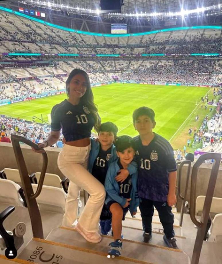 Además, la forma de vestir no fue lo único que compararon. A diferencia de Georgina, Antonela Roccusso siempre estuvo presente junto a sus hijos en cada partido que jugó Messi en el Mundial.