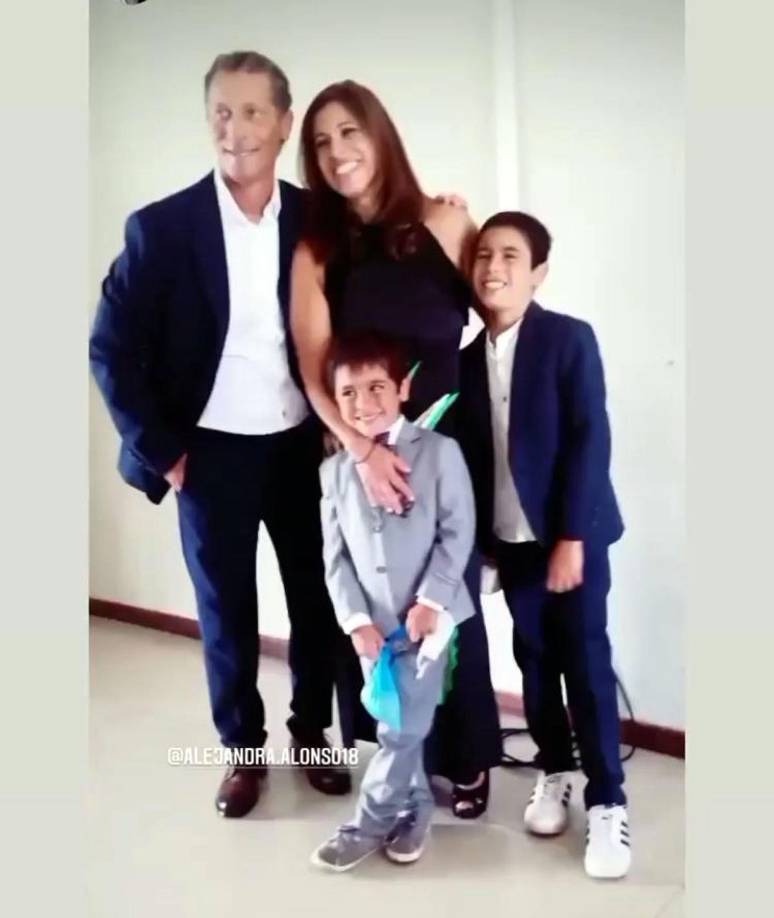 Pedro Troglio y su ahora esposa Alejandra Alonso con sus dos pequeños hijos, Mirko y Pedrito.