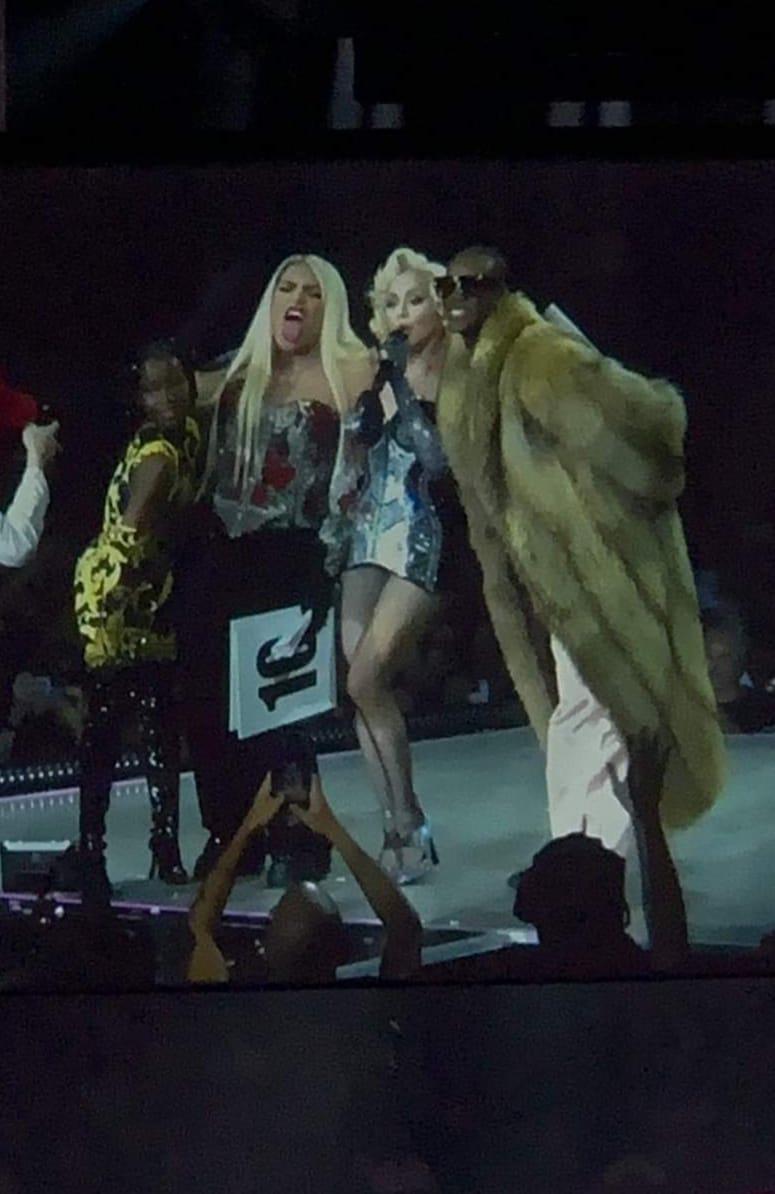 Imagen captada cuando Wendy Guevara participó como juez durante el segmento de pasarela de “Vogue” en el concierto de Madonna en México.