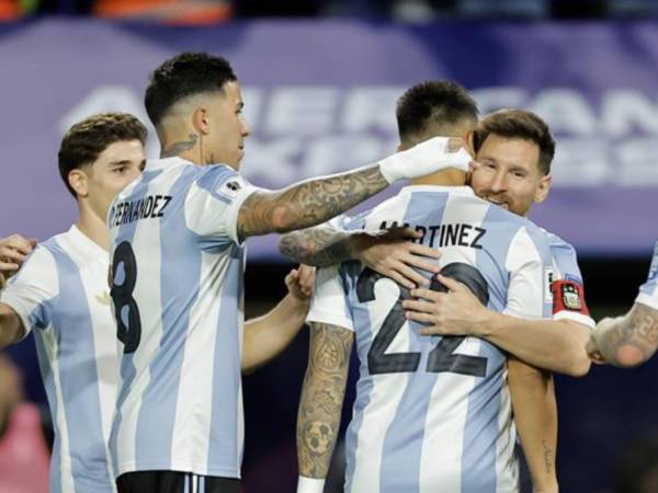 Lautaro Martínez celebrando el golazo con Messi y resto de sus compañeros en el Argentina vs Perú.