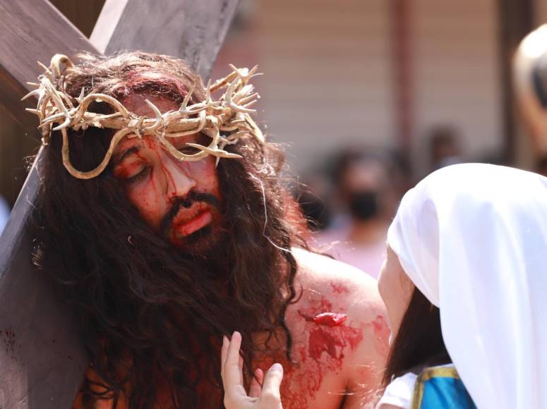 Imágenes de la concurrida celebración del Viacrucis en Trinidad, Santa Bárbara