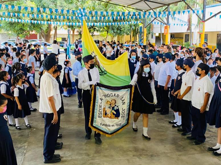 Desde temprano, alumnos y maestros de la Escuela “Hogar San José” rindieron homenaje a la Bandera Nacional. 