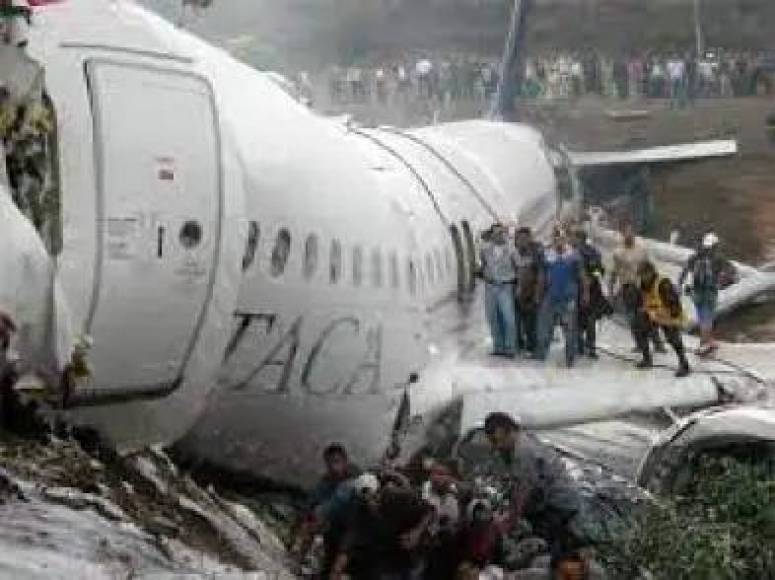 El avión de la aerolínea Taca, un Airbus A320-233 con matrícula irlandesa EI-TAF, tenía 21,957 horas de vuelo y 9,992 aterrizajes.