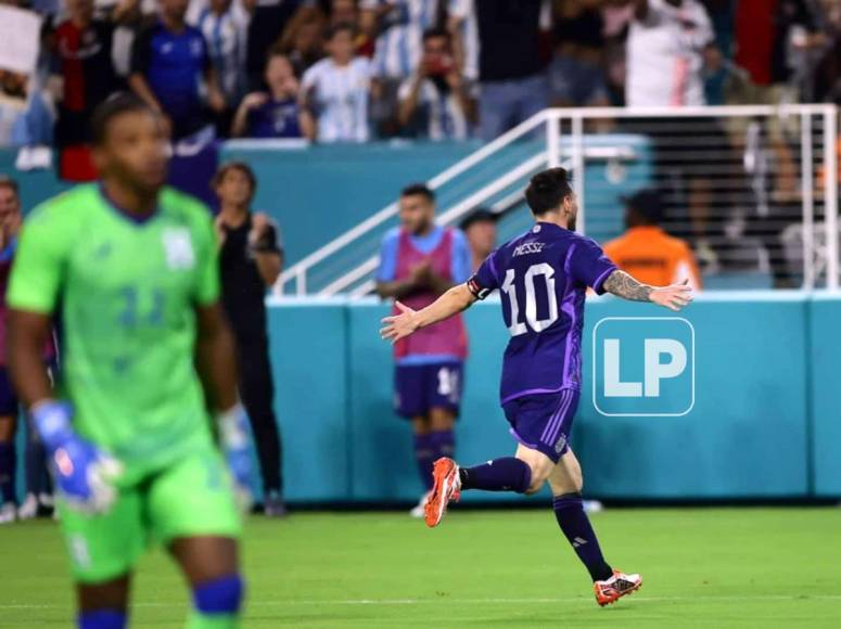Messi, con los brazos extendidos festejando su doblete, tras hacerle un golazo a ‘Buba‘ López.