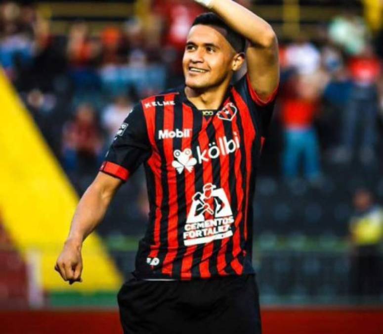 Roger Rojas: En Costa Rica informan que finalmente el delantero hondureño rechazó una oferta de la Liga de Colombia, rechazó unirse al Independiente Santa Fe del balompié colombiano. Sin embargo, cuenta con ofertas de Irán y Corea del Sur.