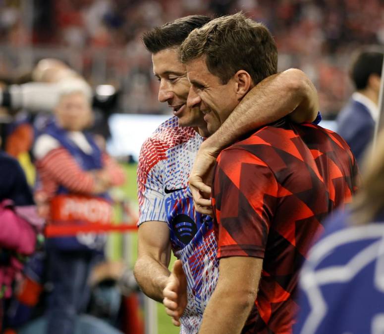 El cariñoso abrazo de Robert Lewandowski y Thomas Müller tras el calentamiento de los equipos.