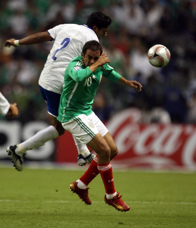 Emilio Izaguirre disputando un balón con el mexicano Cuauhtémoc Blanco en un duelo Honduras-México.