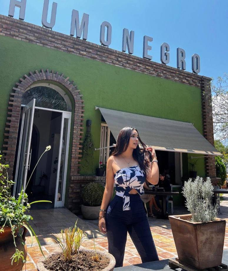 Su nombre real es Albany Ruby Castro Rodríguez, quien se define como la ‘Barbie Diputada’.