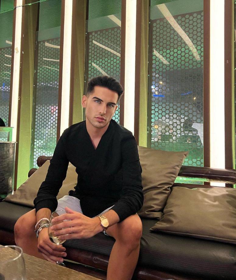 Cuando algunos le exigieron pruebas sobre la historia de que trabajaron juntos, el joven comentó: “Ella me seguían en Instagram antes de ser famosa”.