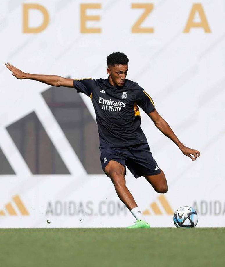 El uruguayo del Real Madrid, Álvaro Rodríguez, podría salir cedido en esta temporada en busca de más minutos. Benfica y Udinese son algunos de los equipos interesados en sus servicios.