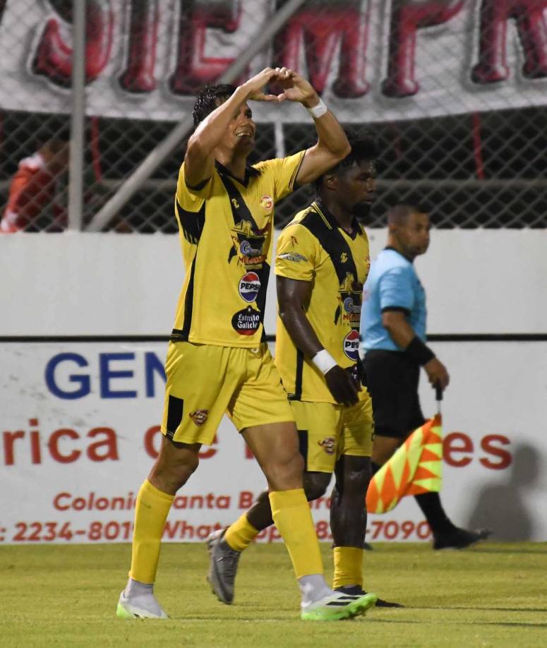 Roberto Moreira llegó a cuatro goles en el campeonato, es su tanto 17 con la camiseta del Génesis y su número 86 en la Liga Nacional de Honduras.