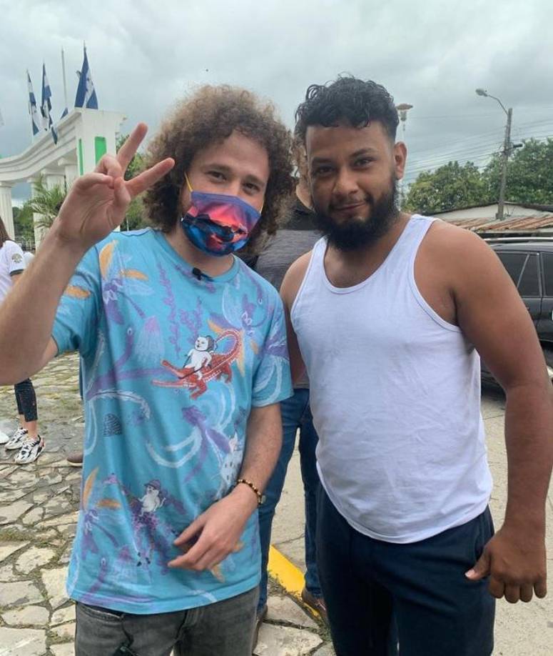 Las imágenes de los hondureños junto al youtuber, que llega con ansias de probar las baleadas, se han viralizado. 