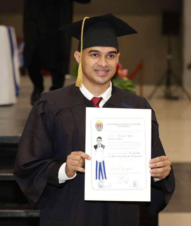 ¡Felices y orgullosos! Así festejan los nuevos egresados de Unah-vs