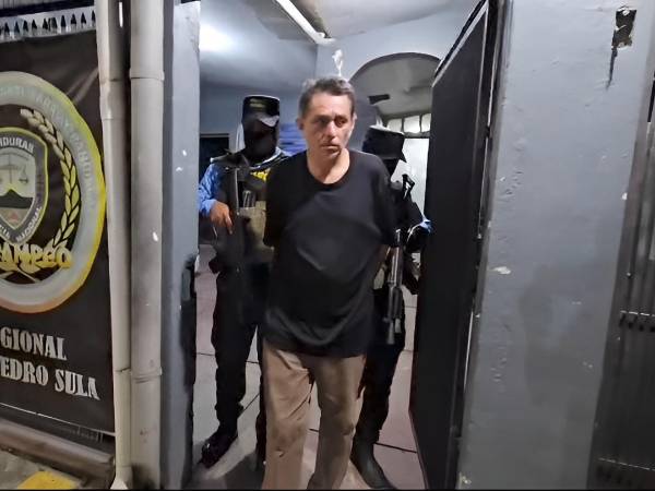 De acuerdo con los reportes policiales, el sospechoso estaría vinculado al grupo delictivo conocido como “Los Olanchanos”.