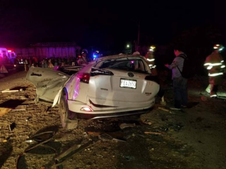 Se desconoce el número exacto de cuántas personas heridas. Los vehículos involucrados en el accidente son una Toyota RAV4 blanca (placas VEA 2650), una camioneta Ford Escape gris, el cabezal con placas AAI 8303, y un carro Honda con placas PDÑ 2872.