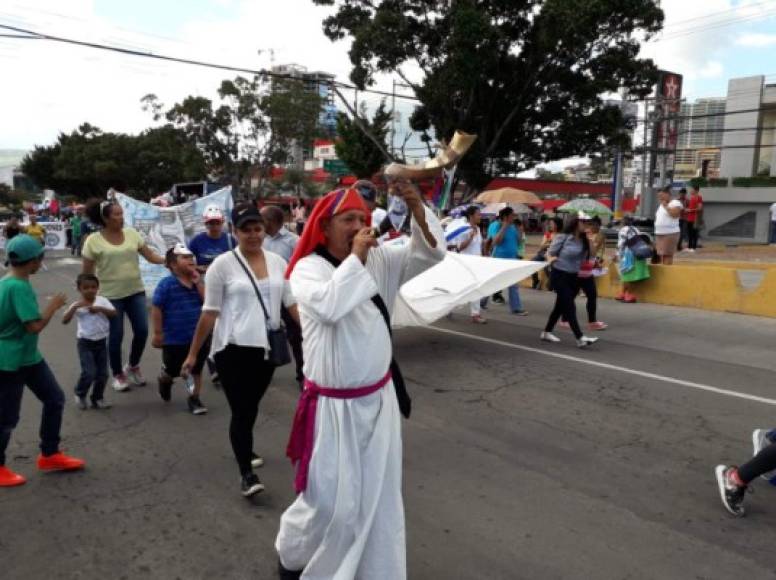Previo al 30 de septiembre muchos institutos también hicieron sus respectivos desfiles para conmemorar el Día Nacional de la Biblia. Honduras es el único país de la región que celebra por decreto un día dedicado a las Santas Escrituras