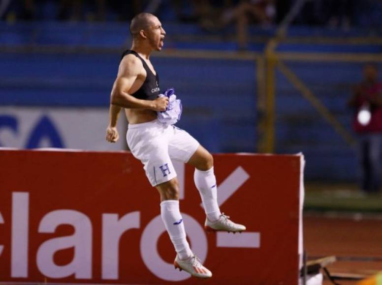 La euforia de Jonathan Rubio celebrando su gol.