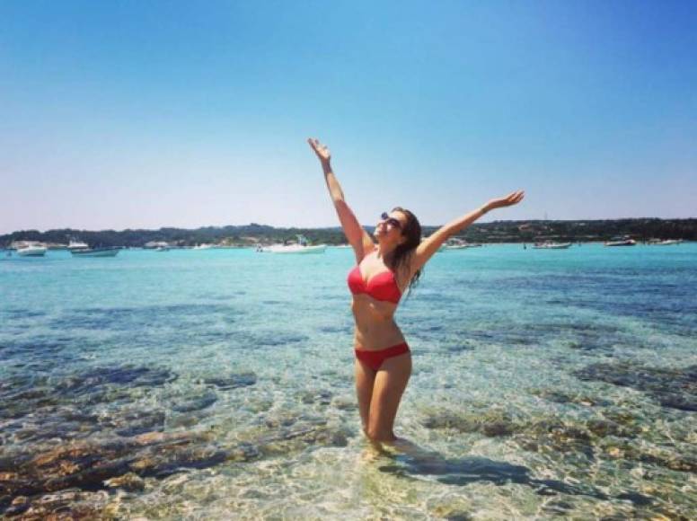 Thalía, de 44 años, fue captada en Capri celebrando la vida en pleno verano.