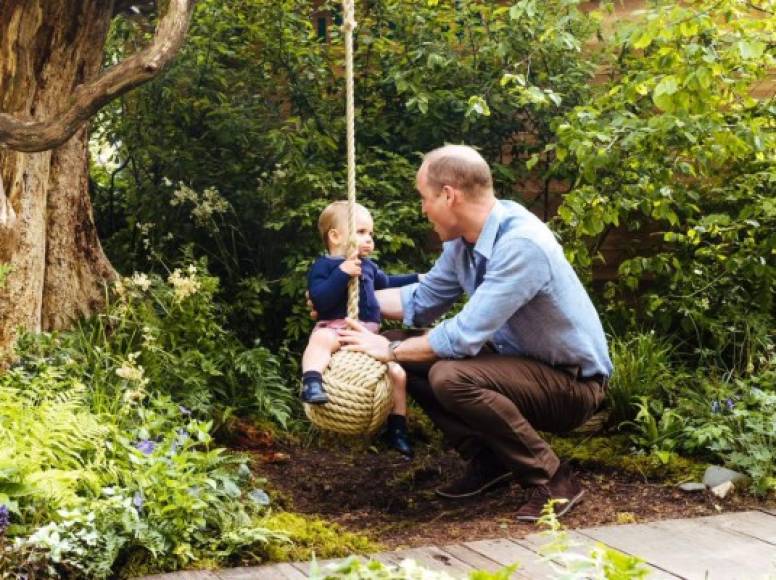 En las imágenes publicadas por el Palacio de Kensington, los miembros de la familia real se muestran muy felices en un hermoso jardín.