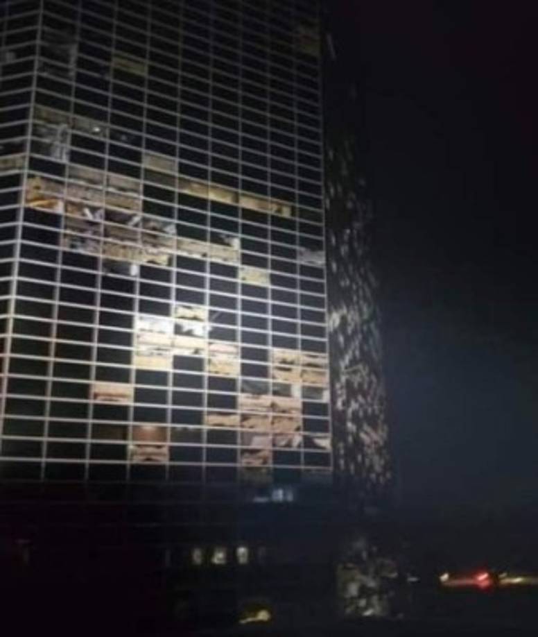 Algunas de las imágenes enviadas por telespectadores a las cadenas de televisión o publicadas en redes sociales muestran una torre de comunicaciones en el centro de la ciudad de Lake Charles (Luisiana) colapsada y partida en dos.