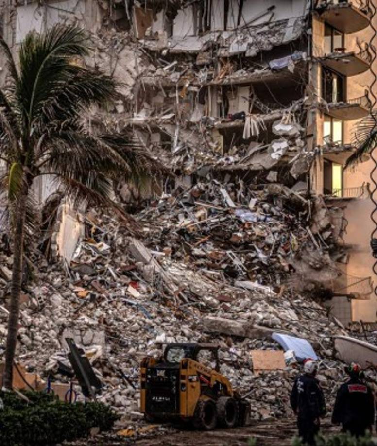 'El trabajo de los socorristas continúa las 24 horas en el esfuerzo por encontrar sobrevivientes en espacios vacíos entre los escombros del #SurfsideBuildingCollapse', afirmaron las autoridades policiales en la red social.