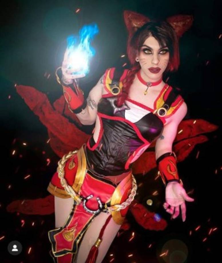 Estanislao es estudiante de Ilustración y fue premiado en su Universidad por un trabajo titulado 'El poder del maquillaje'.