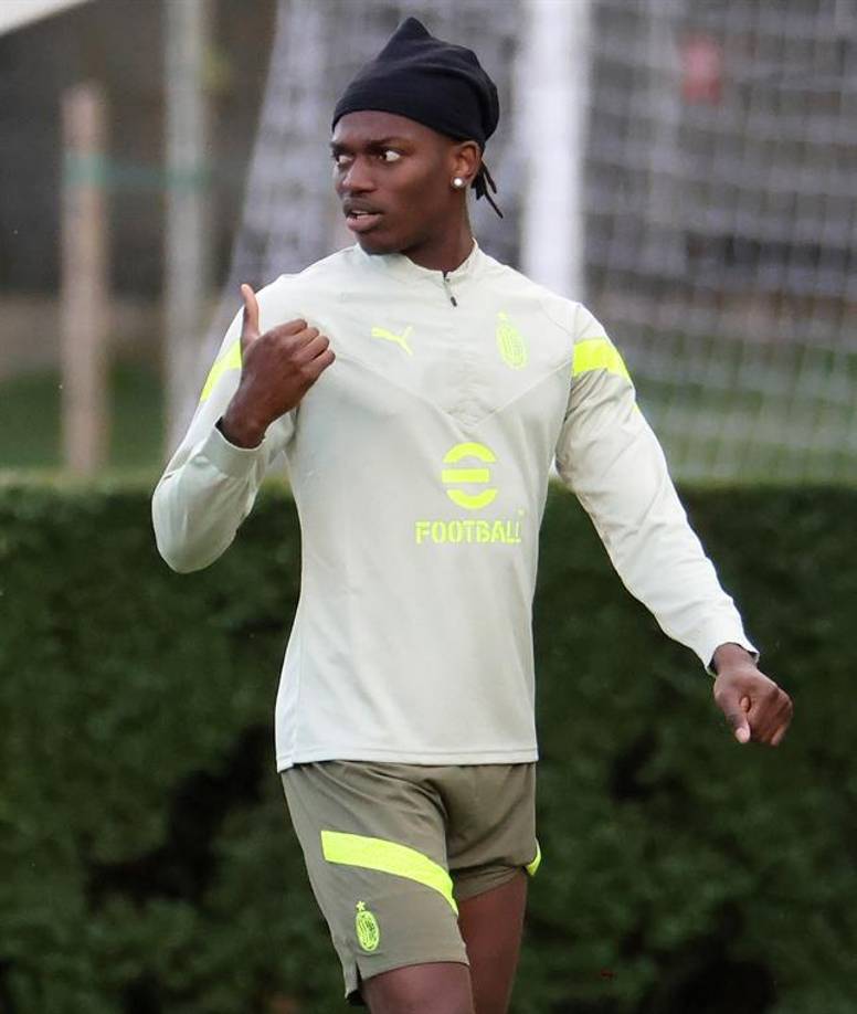 Por otra parte, el Chelsea habría hecho una oferta por Rafael Leao: un intercambio por Mason Mount más una cantidad de dinero, sin embargo, el Milan ha rechazado la propuesta y solo dejará salir a su estrella si pagan su cláusula de rescisión que ronda los 120 ‘kilos’.