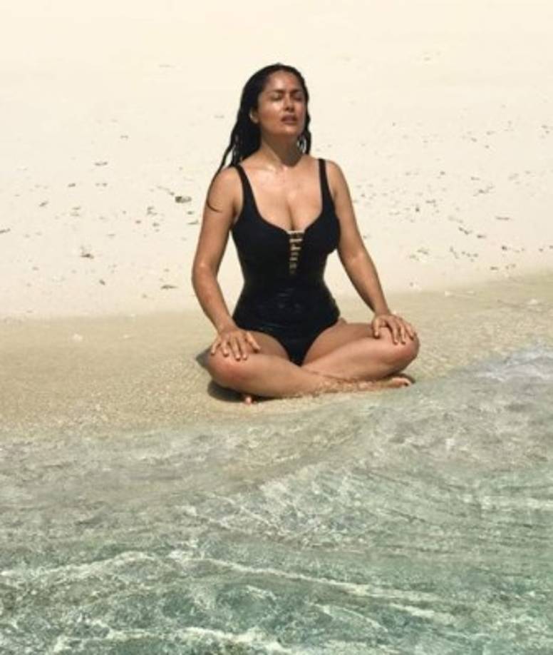 La mexicana publicó estas fotos en su cuenta de instagram en las que aparece con un traje de baño en color negro.