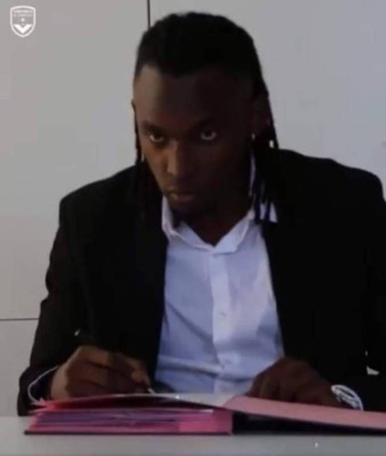 'La Panterita' llega cedido a préstamo con opción a compra por el club Boavista de Portugal y firmó su contrato por dos temporadas. Aquí el momento en donde firmana el contrato.