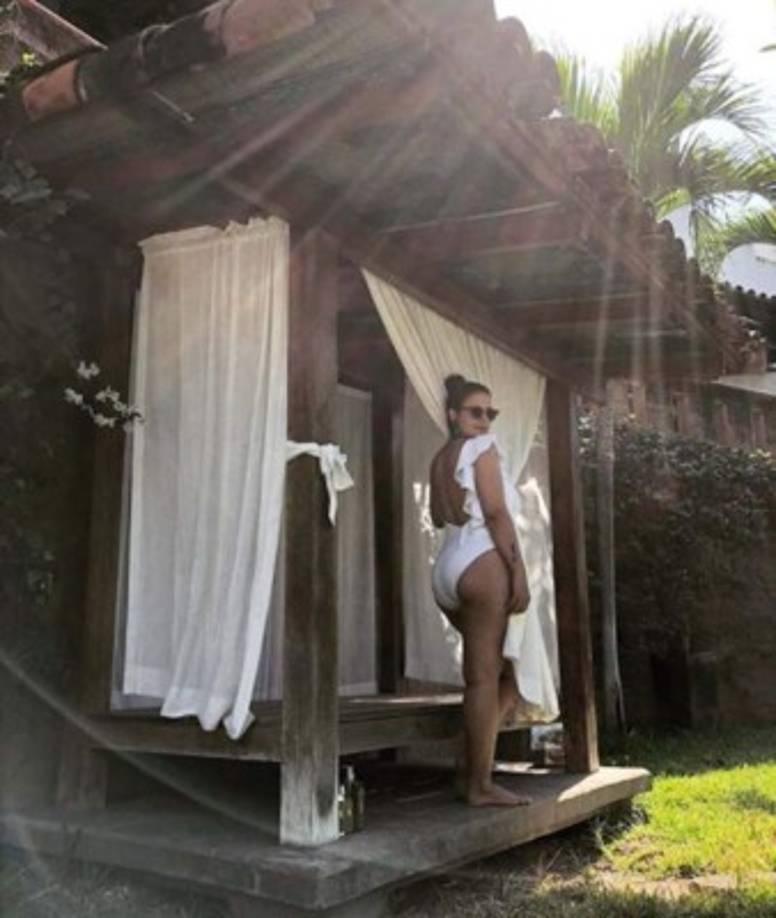 Samantha Velásquez - La guapa presentadora de televisión disfrutando en la playa El Pimental de El Salvador.