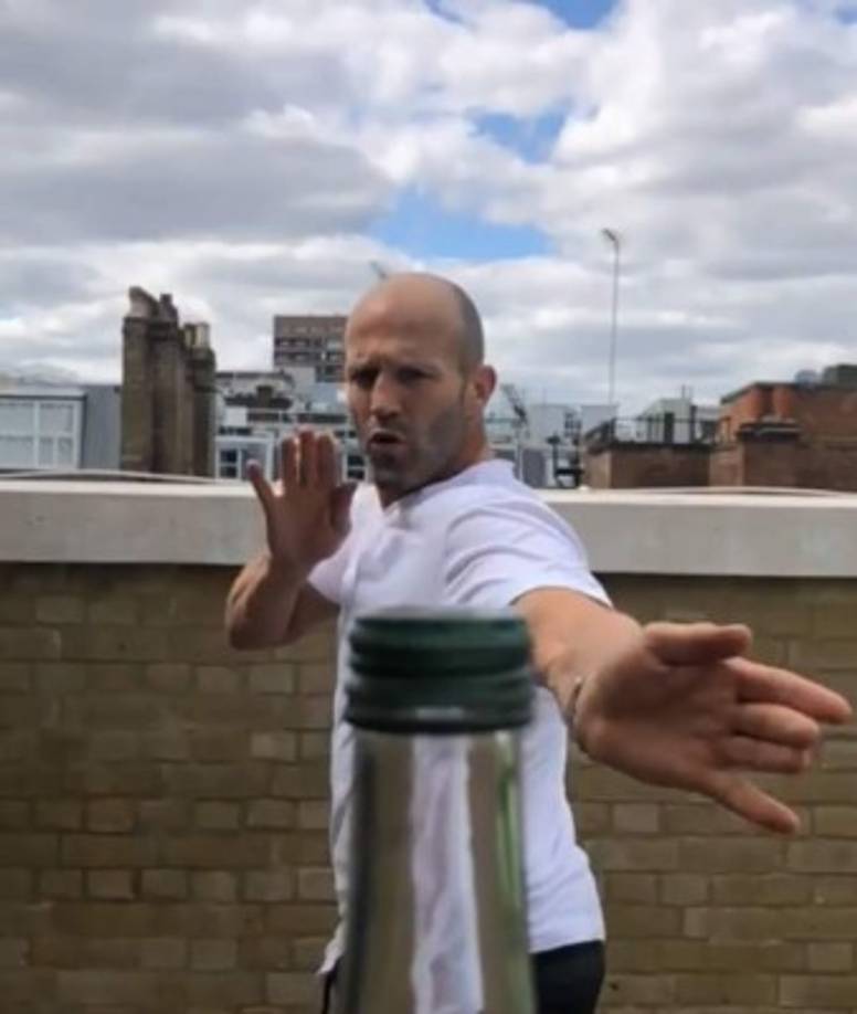 Cabe resaltar que buena parte de la fama de este reto se ha desatado gracias a Jason Statham, el actor de la cinta 'Rápido y Furioso', quien demostró que está en una excelente condición física al superar este reto. <br/><br/>Statham publicó en sus redes sociales un video en cámara lenta haciendo el Bottle Challenge de manera fenomenal.