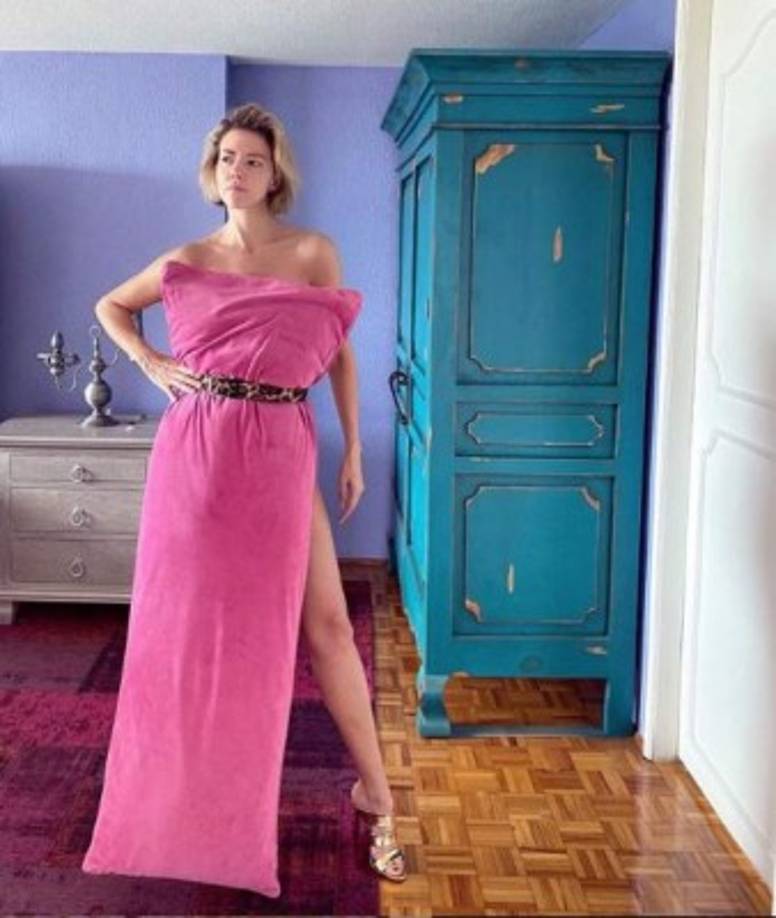 Fernanda Castillo no se quedó atrás. 'De gala para ir a mi cocina', escribió la actriz.