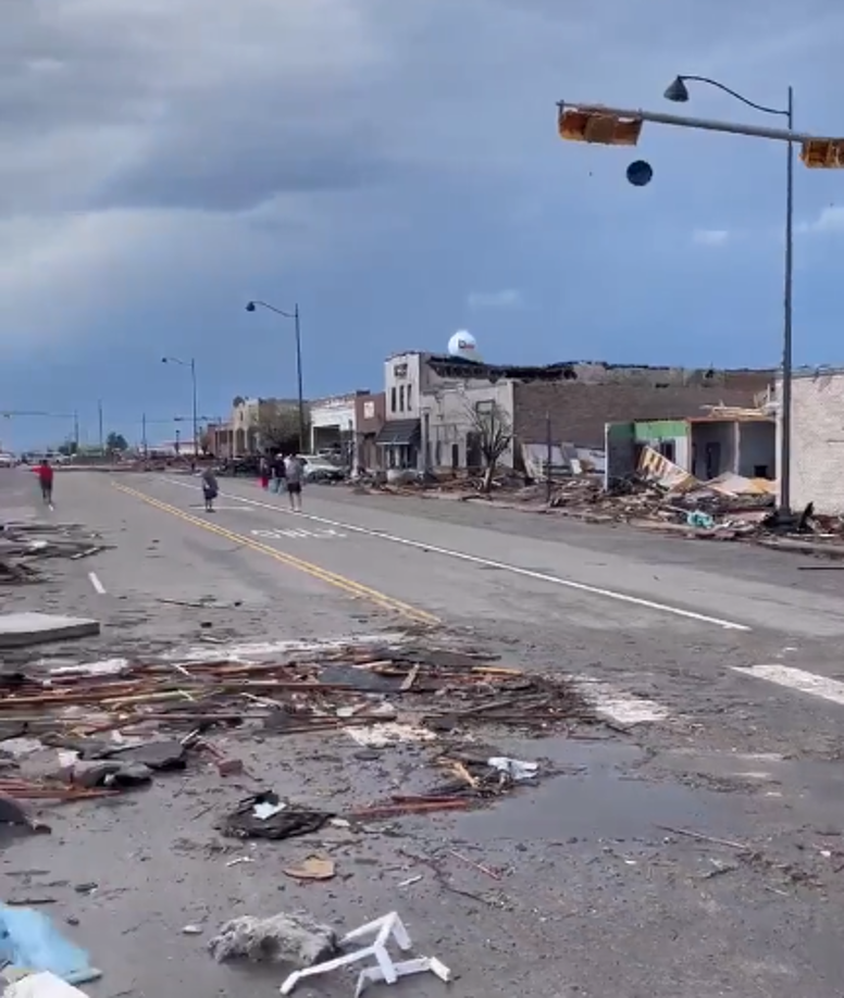 Según la cadena ABC, entre 50 y 70 de los heridos se encuentran en un hospital de la zona, mientras que los que han sufrido heridas más graves han sido trasladados en helicóptero a otros hospitales.