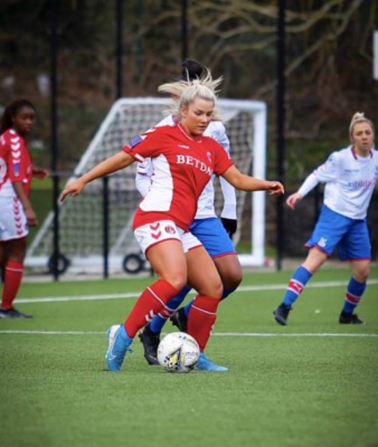 La jugadora de 22 años ha estado sin un club desde que Charlton la echó por sus vídeos controvertidos subidos a Snapchat.