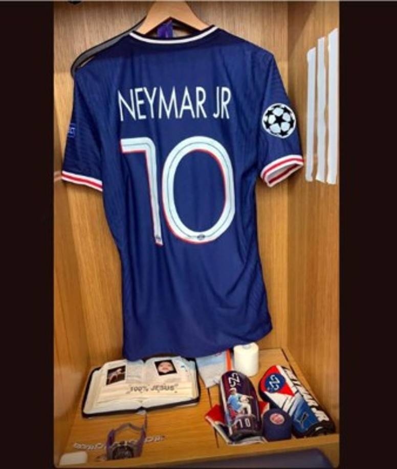 Después del partido, Neymar colgó esta imagen de su casillero en el vestuario del PSG. Dos espinilleras con fotos de su hijo, una Biblia con una cinta que dice '100% Jesús', fotografías de su hijo Davi Lucca, reloj, cadena de oro, un anillo y esparadrapo para vendarse los tobillos, es lo que tenía el brasileño.