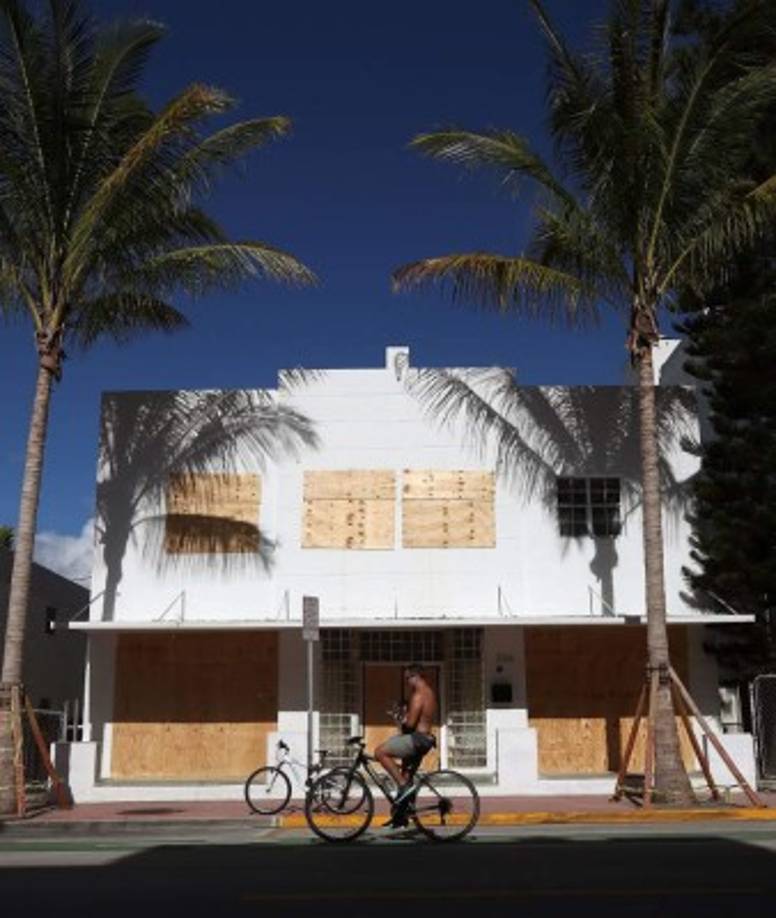 Los residentes de la Florida protegieron sus viviendas y negocios antes de evacuar.<br/>