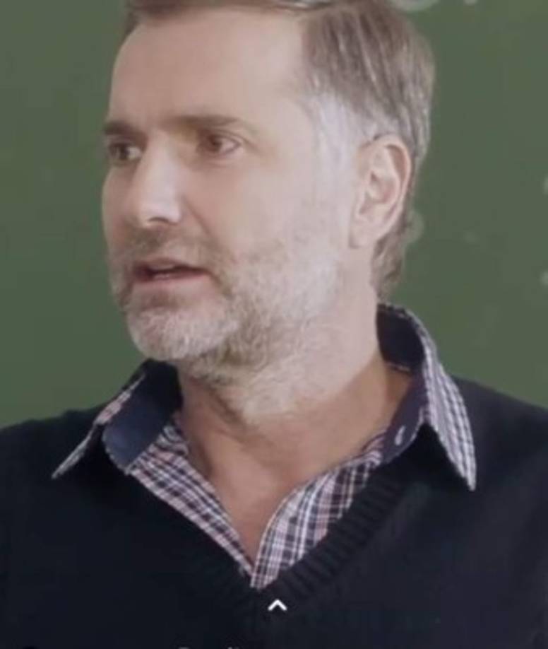 El actor, que luce con arrugas y canas, ya tiene 50 años de edad.